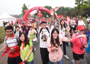 “吃动平衡 为爱而走”2013打工子弟快乐夏令营募捐慈善健走活动”